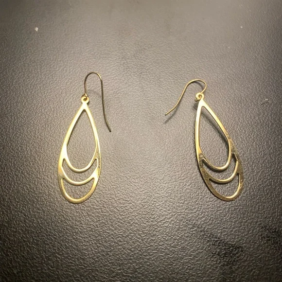 Chic Gold Teardrop Earrings - Picture 3 of 4